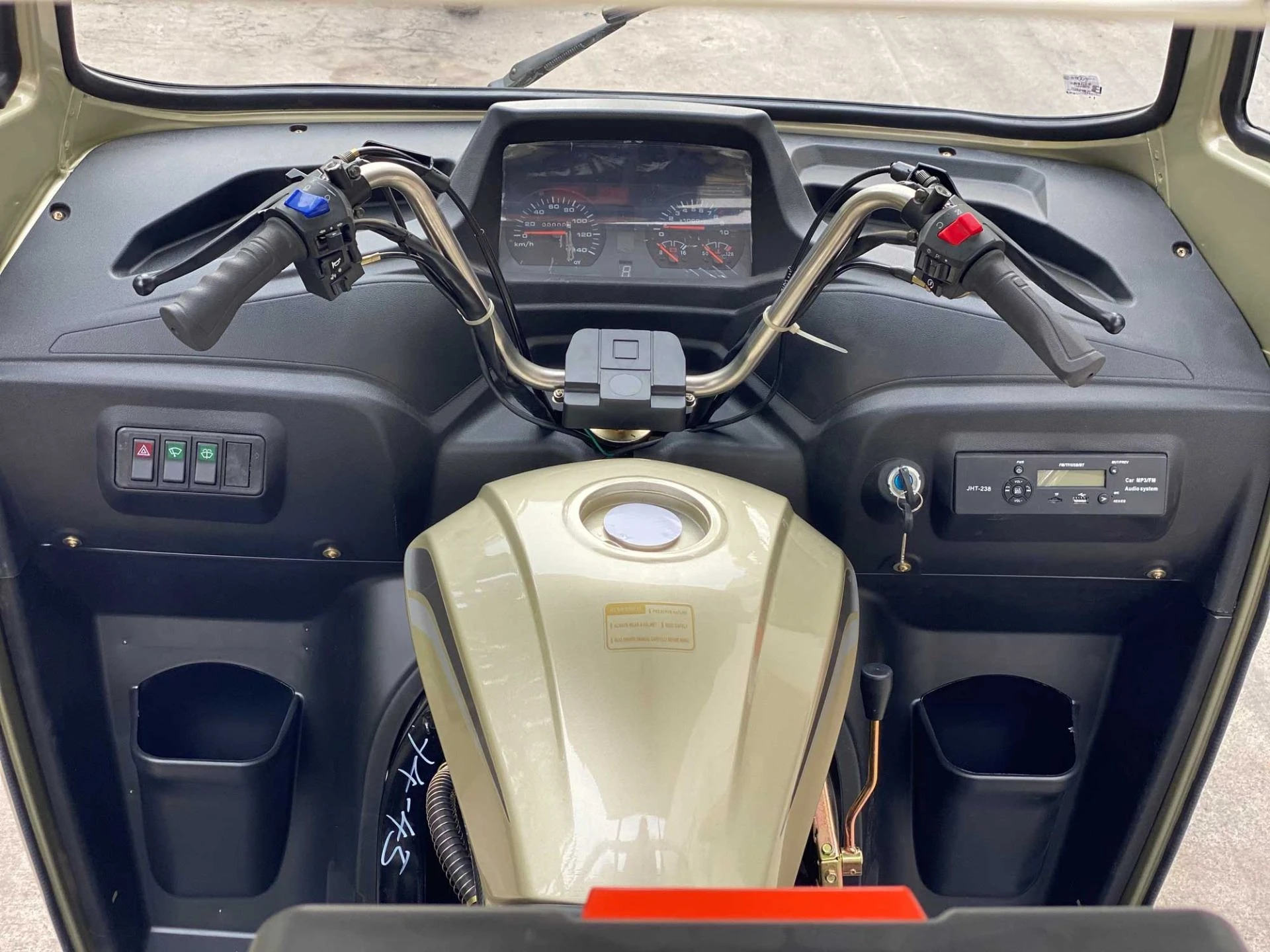 High cost performance cab Semi closed gas cabin tricycle